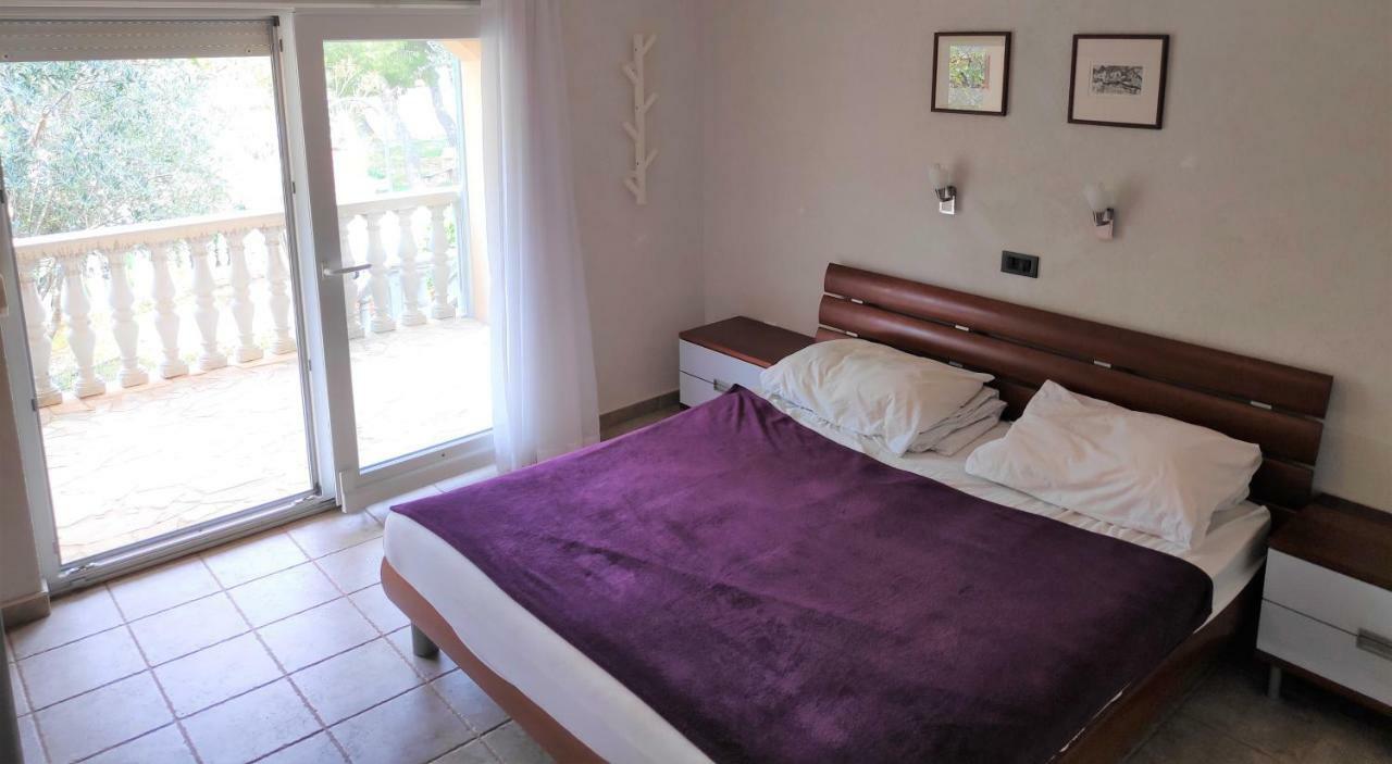 Villa Punta Blava - Beach Front, Ideal For Family Vacation With Kids, Large Terraces With Sea View, Internet, Netflix, No Pets Allowed Obrovac Extérieur photo