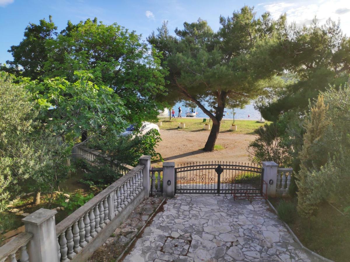 Villa Punta Blava - Beach Front, Ideal For Family Vacation With Kids, Large Terraces With Sea View, Internet, Netflix, No Pets Allowed Obrovac Extérieur photo