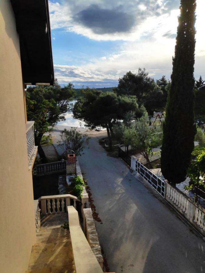 Villa Punta Blava - Beach Front, Ideal For Family Vacation With Kids, Large Terraces With Sea View, Internet, Netflix, No Pets Allowed Obrovac Extérieur photo