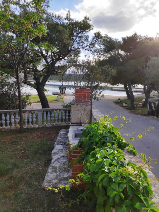 Villa Punta Blava - Beach Front, Ideal For Family Vacation With Kids, Large Terraces With Sea View, Internet, Netflix, No Pets Allowed Obrovac Extérieur photo