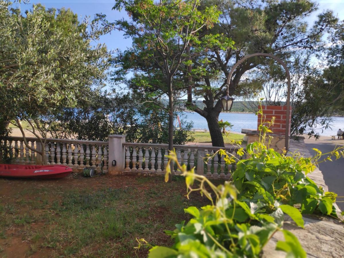 Villa Punta Blava - Beach Front, Ideal For Family Vacation With Kids, Large Terraces With Sea View, Internet, Netflix, No Pets Allowed Obrovac Extérieur photo