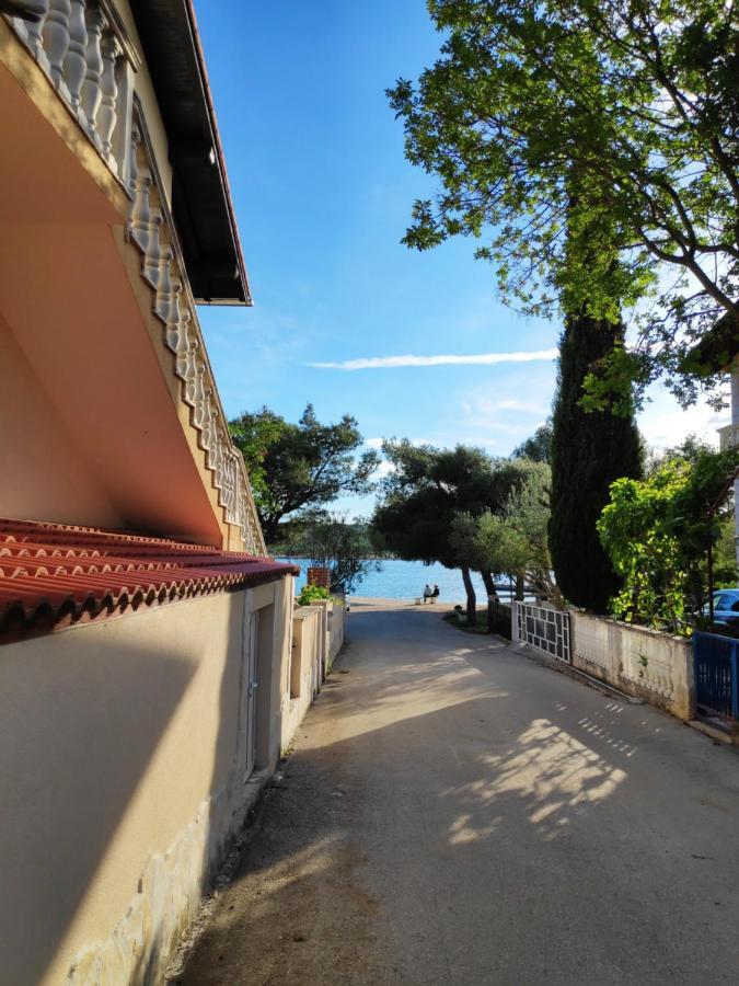 Villa Punta Blava - Beach Front, Ideal For Family Vacation With Kids, Large Terraces With Sea View, Internet, Netflix, No Pets Allowed Obrovac Extérieur photo